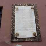 A sinistra del portone spicca una lapide che riporta l'annuncio della vittoria italiana nella Grande guerra da parte del generale Armando Diaz